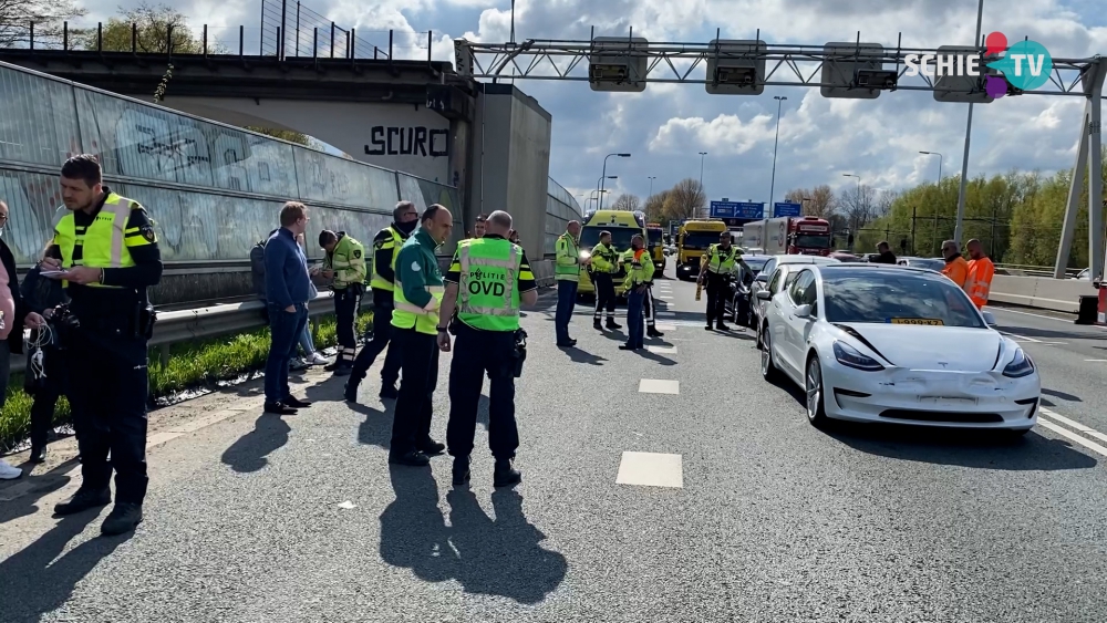 Kettingbotsing met 15 voertuigen op de A20