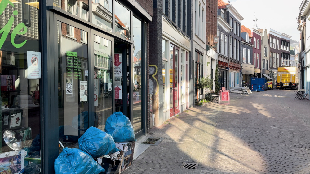 Ondernemers nemen dag na leidingbreuk de schade op: ‘Water tot achterin de winkel’