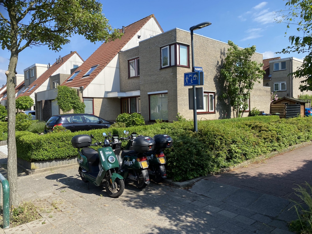 Wijktoezichthouder verplaatst en bekeurt verkeerd gestalde deelscooters