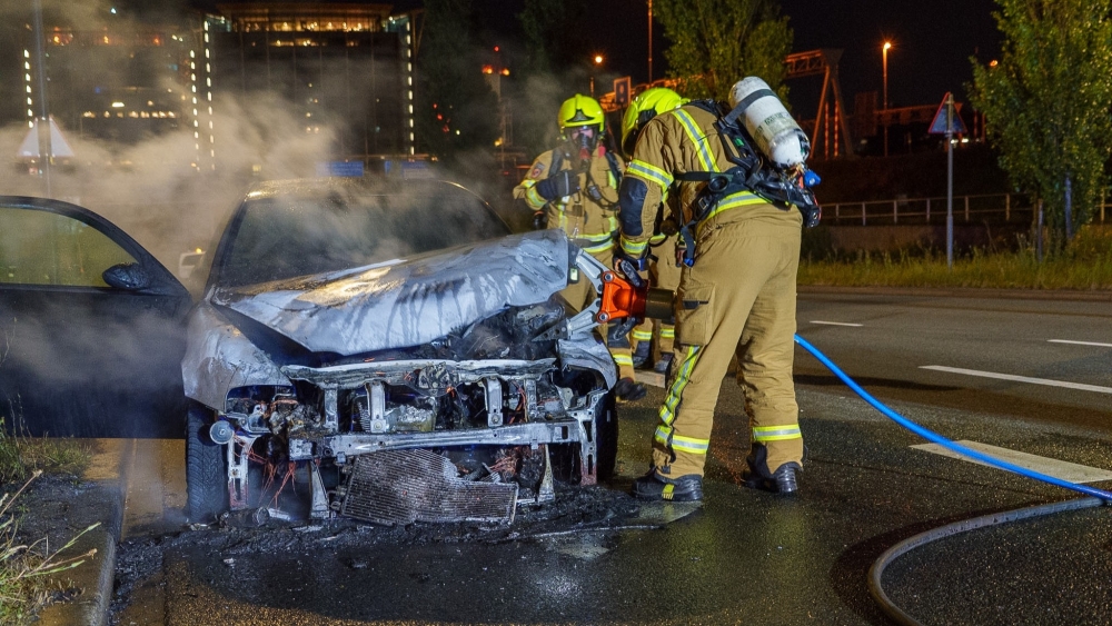 Auto rond middernacht volledig uitgebrand op de Schiedamsedijk in Vlaardingen
