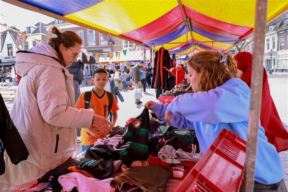 Honderden Schiedamse kinderen ruilen spullen met elkaar om afval tegen te gaan