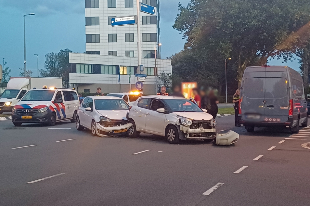 Auto rijdt door rood: fikse aanrijding op kruispunt