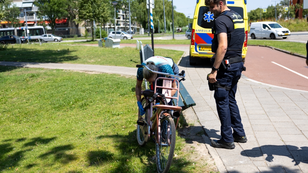 Meisje op roze fiets aangereden door bestelbus op rotonde Nieuwlandplein