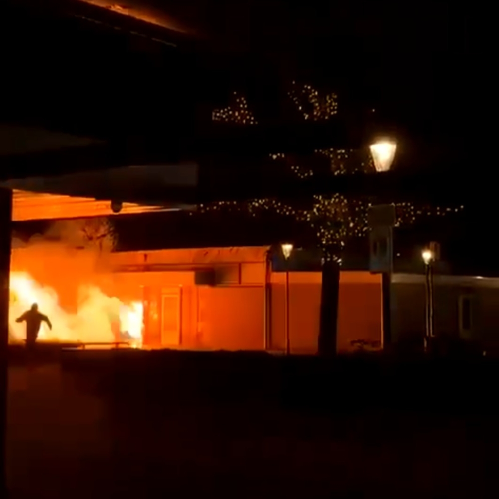 Politie zoekt maker filmpje brandstichting, eigenaar supermarkt start crowdfunding