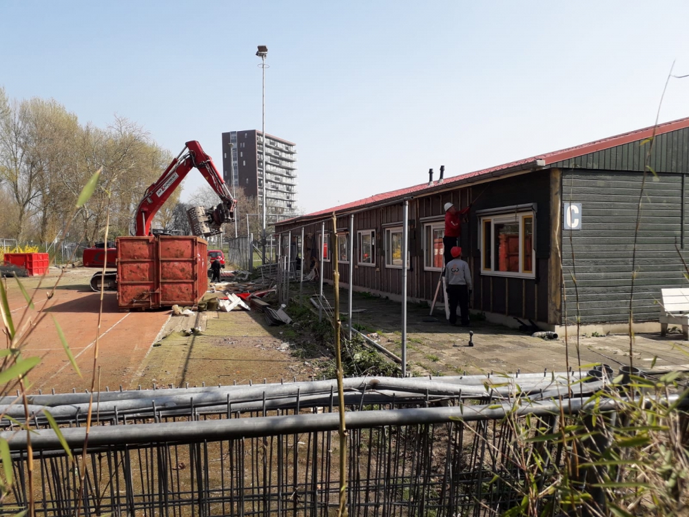 Barakken InZicht aan de Piersonstraat maken plaats voor sportvelden