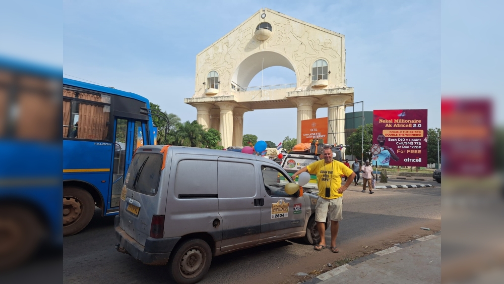 Arne van der Zande bij Arch 22 in Banjul, Gambia