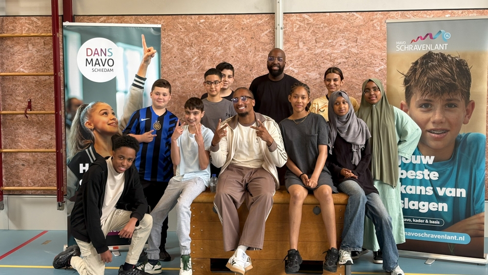 Rapper Emms te gast op Mavo Schravenlant: ‘Kinderen moeten zich goed ontwikkelen’