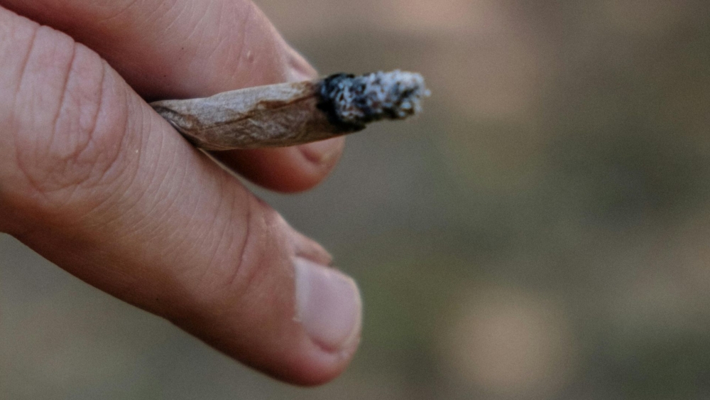 Onder invloed van alcohol en drugs besluit Dmitri in de auto te stappen om sigaretten te halen