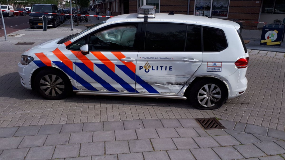 Politiewagen geramd bij achtervolging: agent gewond