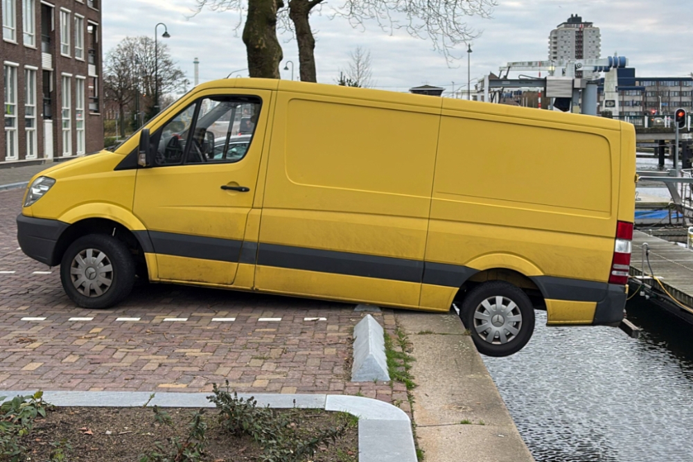 Busje hangt over de Vlaardingse kade na parkeerfoutje