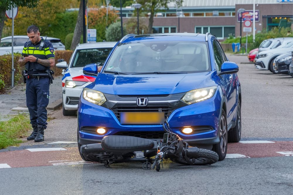 Man op fatbike aangereden door auto, fatbike komt onder auto terecht