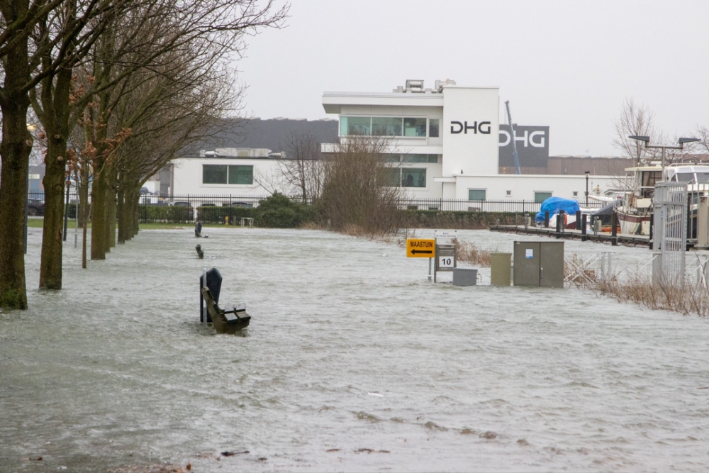 Hoog water bereikt Schiedam: Jachthavenlaan en &#039;t Hoofd lopen onder