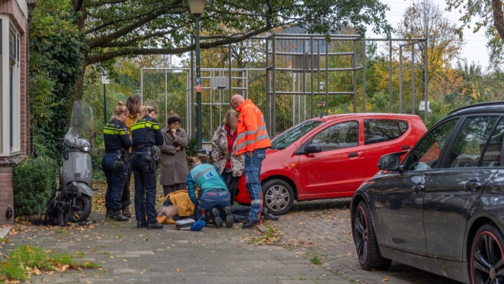 Vlaardinger sleutelt aan zijn auto, maar belandt er vervolgens onder