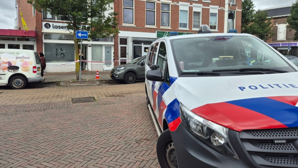 Knallen schrikken De Gorzen wakker, kogelgaten in ruit ontharingskliniek aan Groenelaan