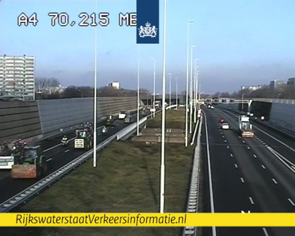 Protesterende boeren rijden door de Ketheltunnel