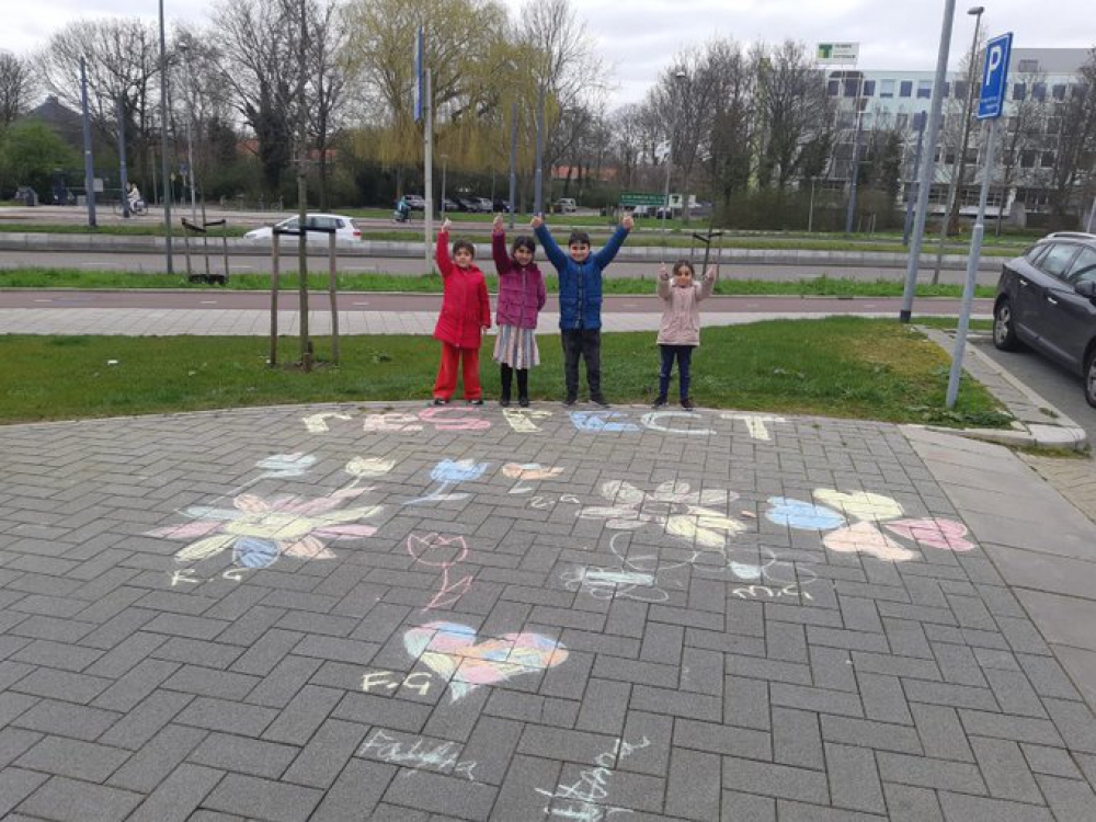 Kinderen krijten respect voor politie op de stoep van het bureau