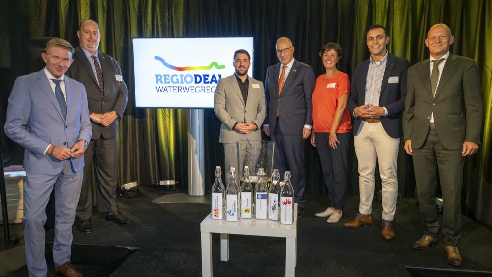 Presentatie van de Regiodeal Waterweg. Derde van links: de Schiedamse wethouder Cemil Kahramanoğlu. Uiterst rechts: de Vlaardingse burgemeester Bert Wijbenga.