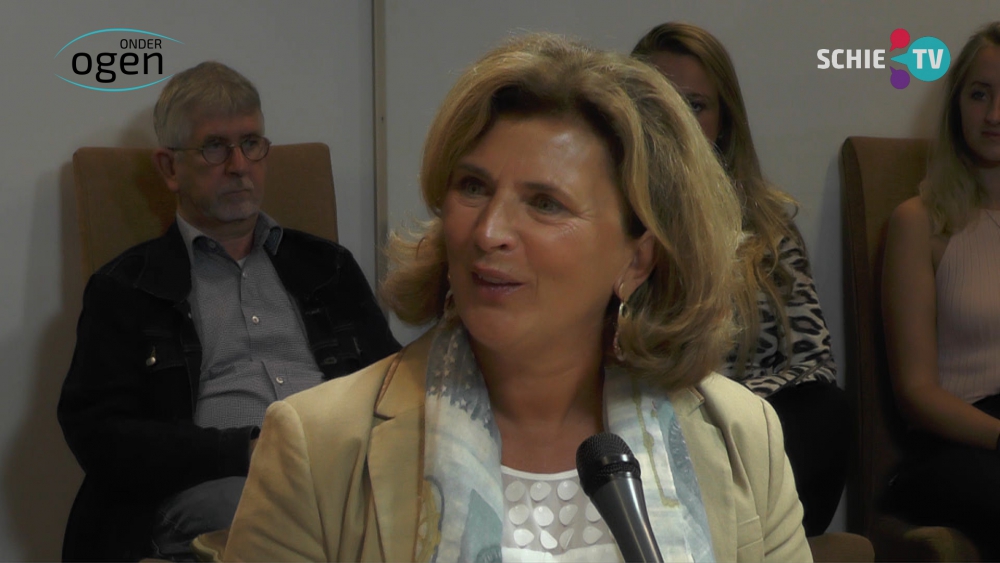 Annemarie Kruiper geeft een lezing over haar boek Simpelweg Gelukkig