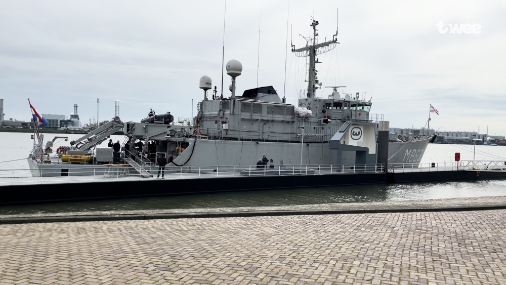 Geïnteresseerden genieten van marineschip aan Vlaardingse Maasboulevard
