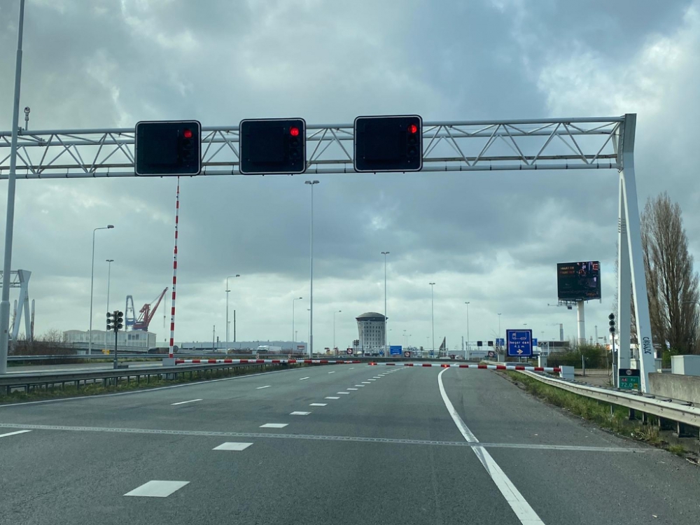 Tunnelbuis Beneluxtunnel afgesloten door te hoge vrachtwagen