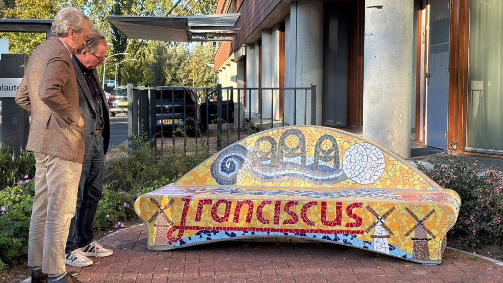 Ziekenhuis herdenkt overlijden Franciscus van Assisi en onthult mozaïekbankje