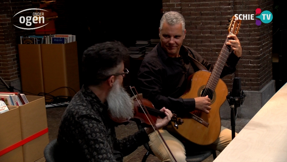 Live muziek in Onder Ogen: Luís Mascaro (viool) en begeleider Paulinho Paes (gitaar)