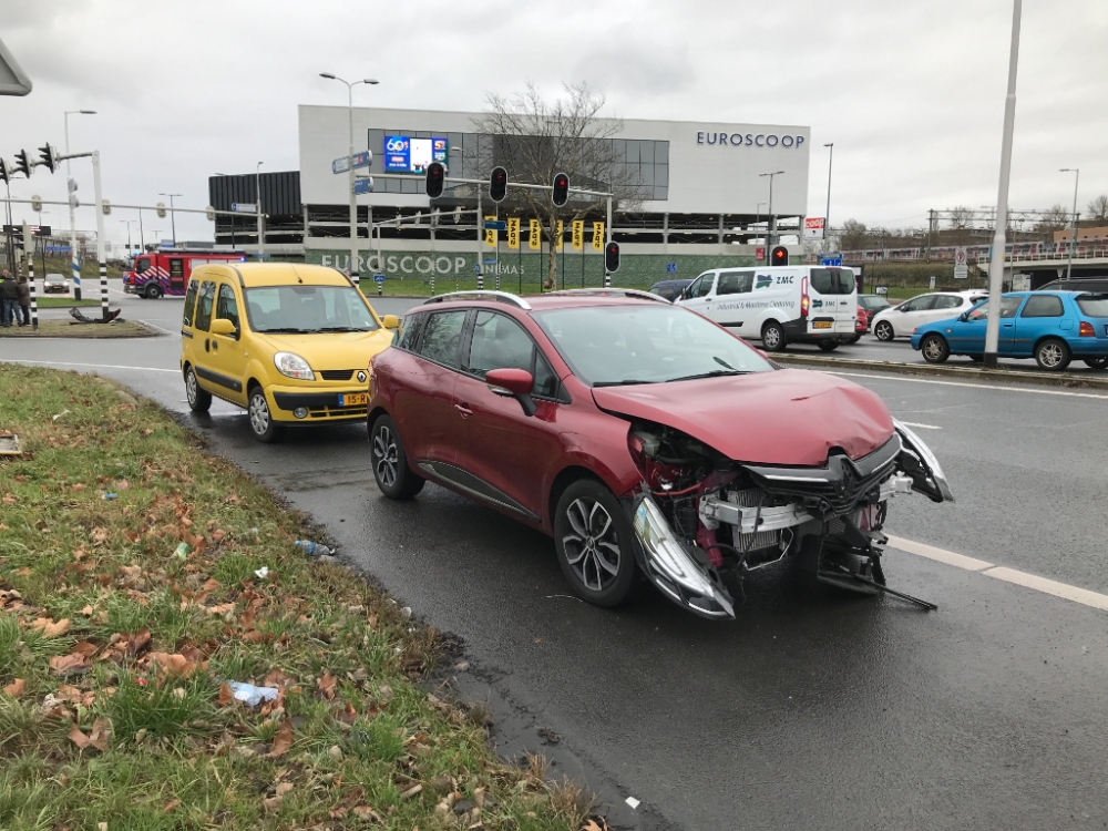 Aanrijding tussen drie voertuigen