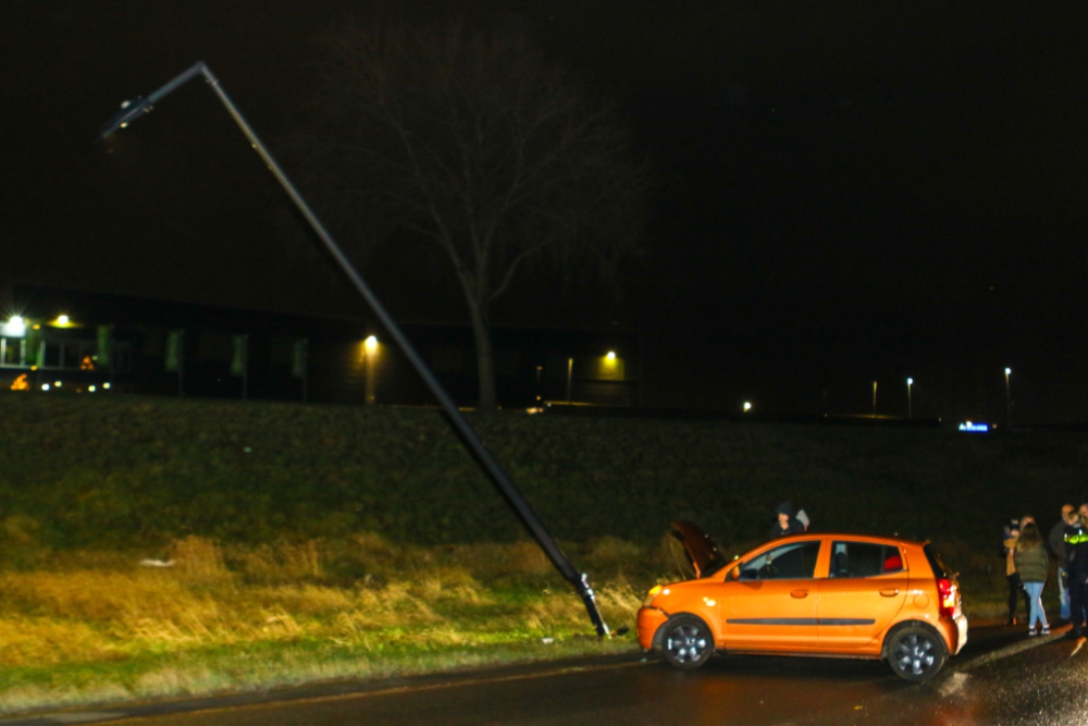 Auto knalt op lantaarnpaal op de Deltaweg