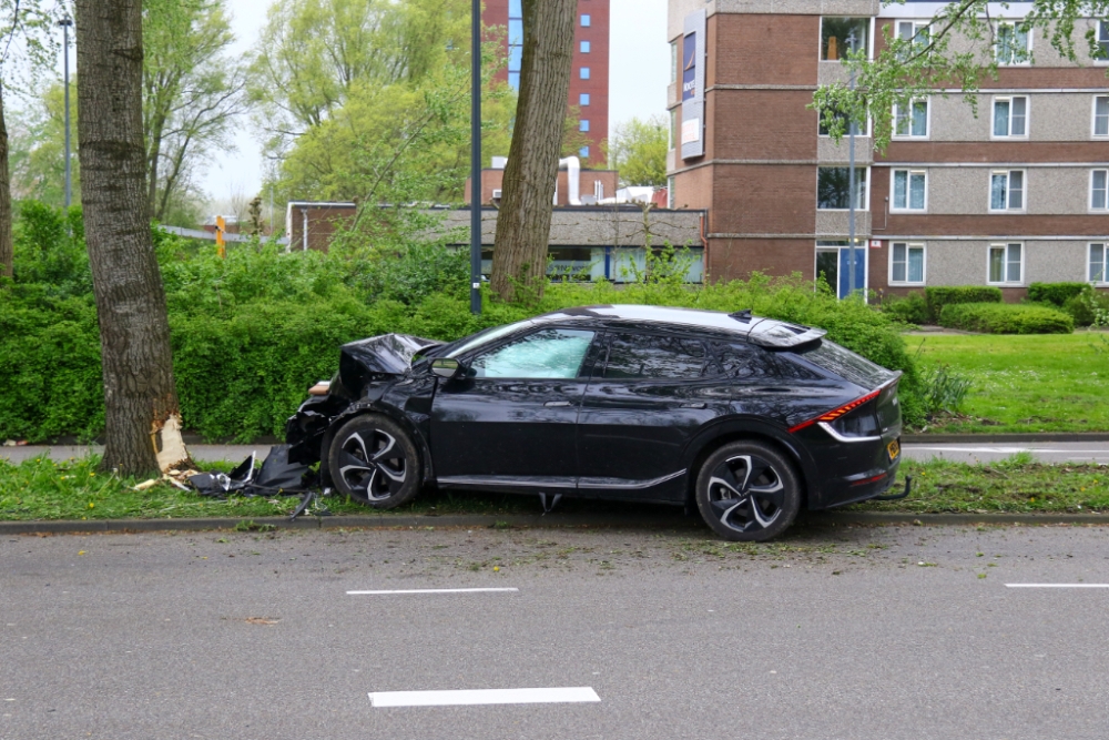 Auto klapt op boom in Schiedam