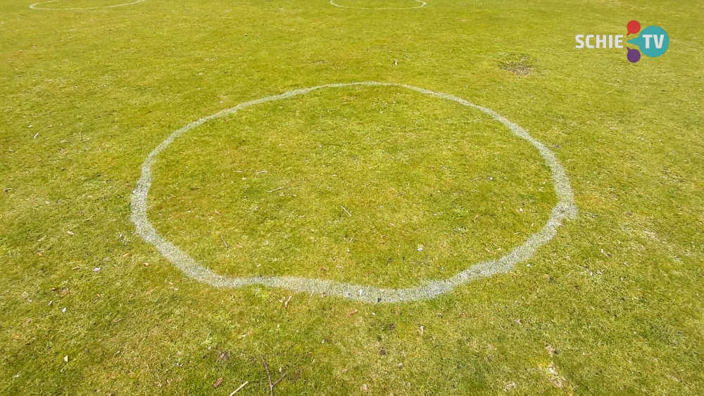 Gemeente laat weer cirkels in het gras tekenen